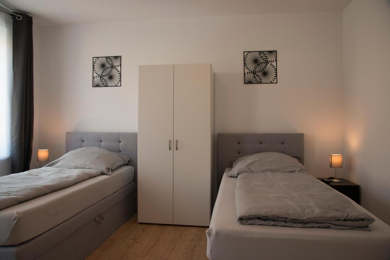 Schoene Grosse Ferienwohnung 79M2 Und 2 Baeder, Zentrumnah, 2Og Érfurt Exterior foto
