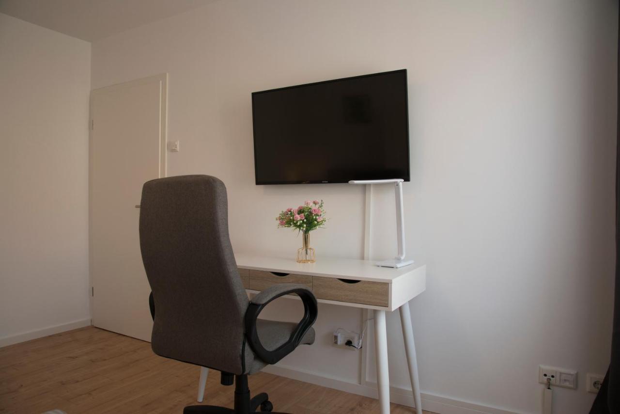Schoene Grosse Ferienwohnung 79M2 Und 2 Baeder, Zentrumnah, 2Og Érfurt Exterior foto