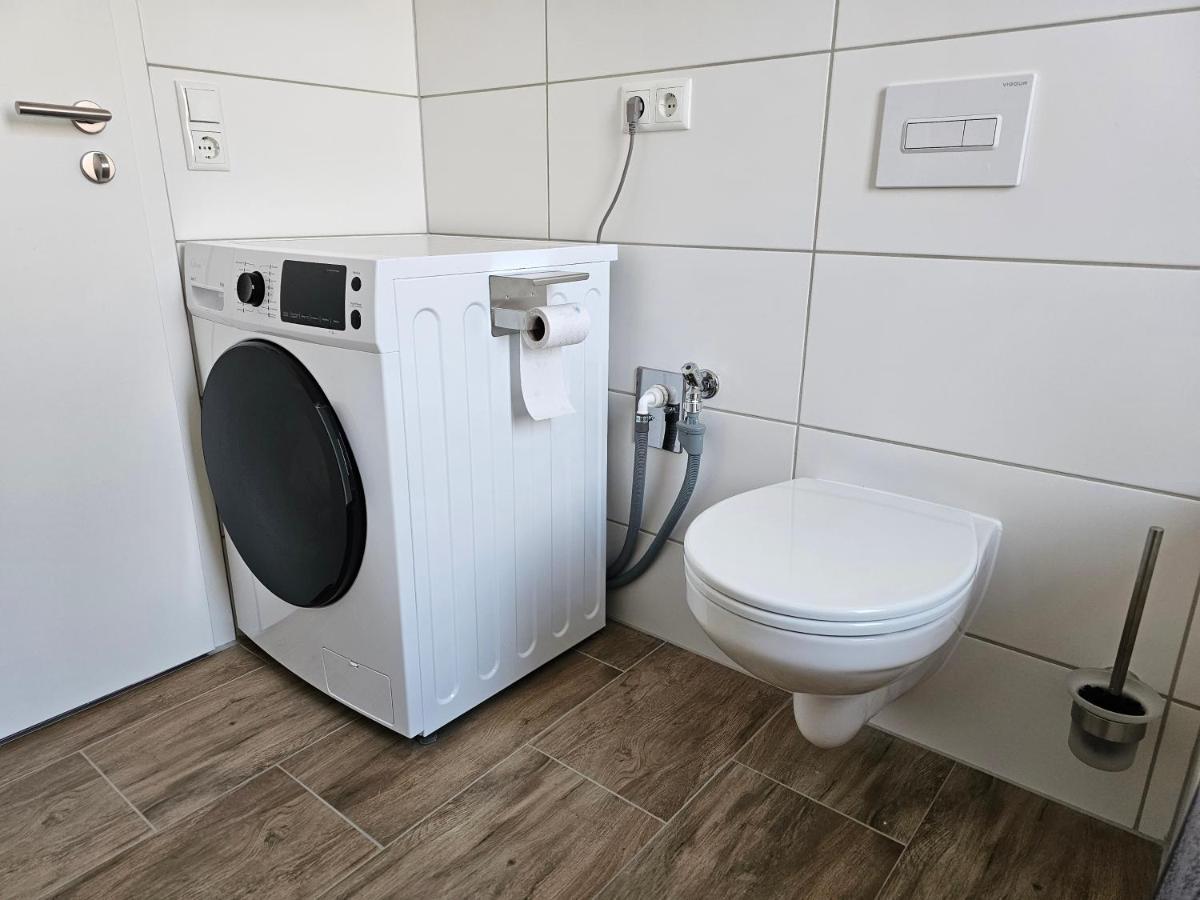 Schoene Grosse Ferienwohnung 79M2 Und 2 Baeder, Zentrumnah, 2Og Érfurt Exterior foto
